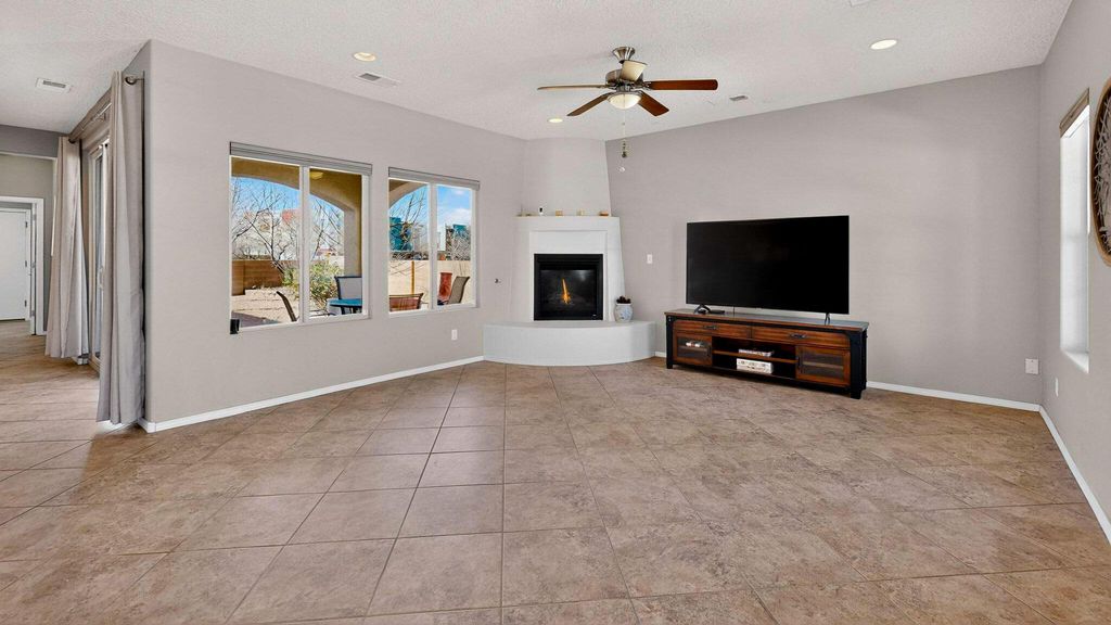 Image 4 of property listing at 5601 Addis Drive SE, Albuquerque, NM 87106