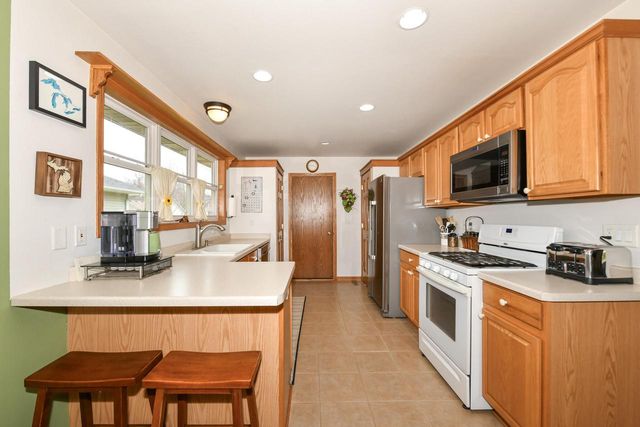 2456 Emslie DRIVE, Waukesha, WI 53188