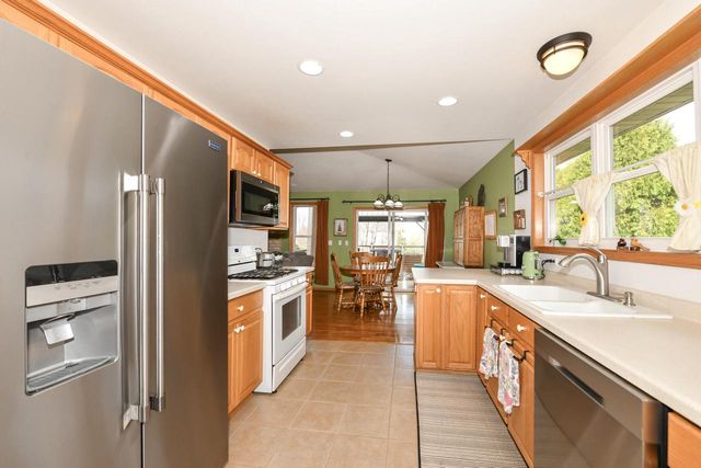 2456 Emslie DRIVE, Waukesha, WI 53188