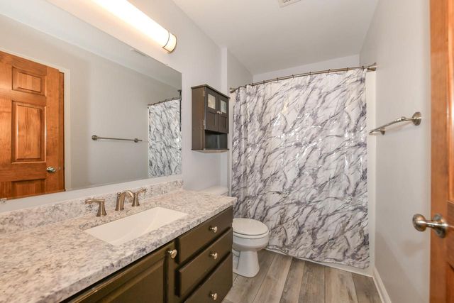 2456 Emslie DRIVE, Waukesha, WI 53188