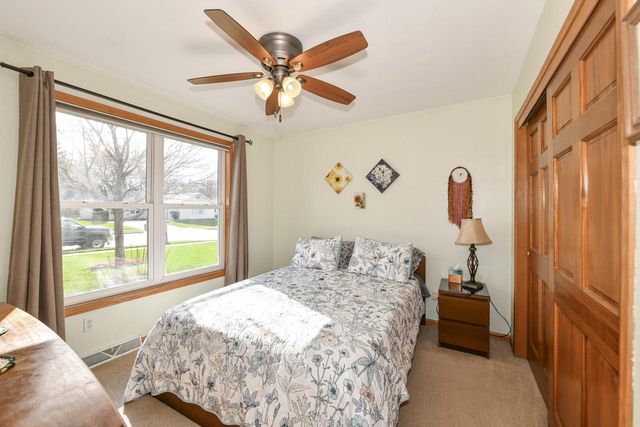 2456 Emslie DRIVE, Waukesha, WI 53188
