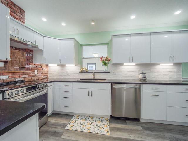 2410 RIVERSIDE DRIVE E, Bradenton, FL 34208