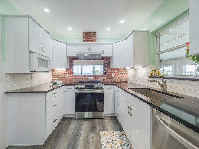 2410 RIVERSIDE DRIVE E, Bradenton, FL 34208