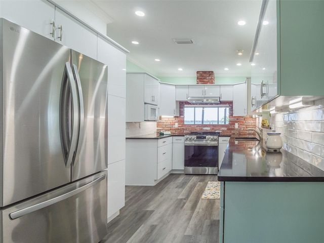 2410 RIVERSIDE DRIVE E, Bradenton, FL 34208