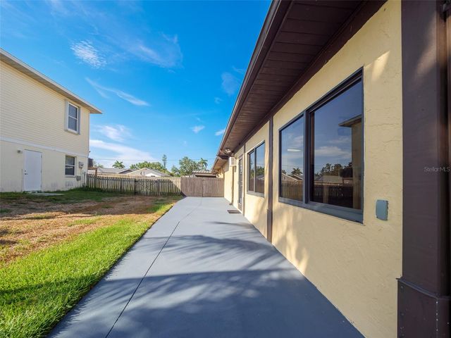2410 RIVERSIDE DRIVE E, Bradenton, FL 34208