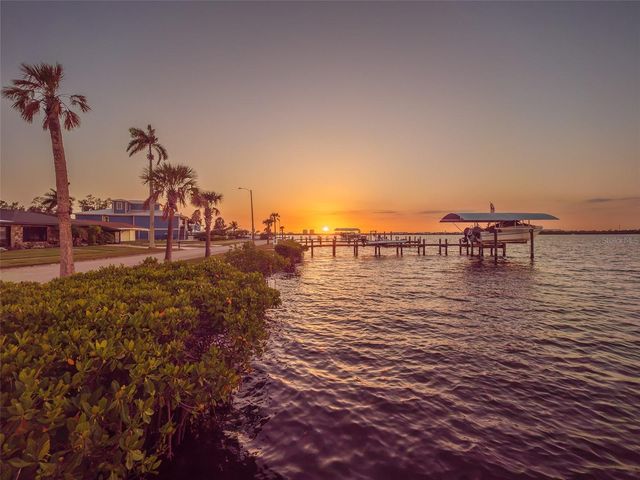 2410 RIVERSIDE DRIVE E, Bradenton, FL 34208