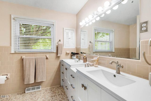 101 Ray Road, Chapel Hill, NC 27516