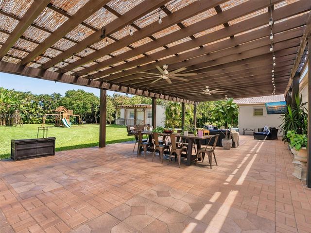 14051 SW 15th Ct, Davie, FL 33325