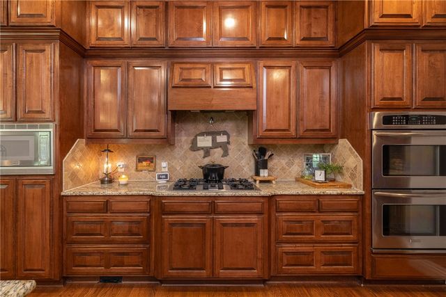 1204 SW Edinburgh Avenue, Bentonville, AR 72713