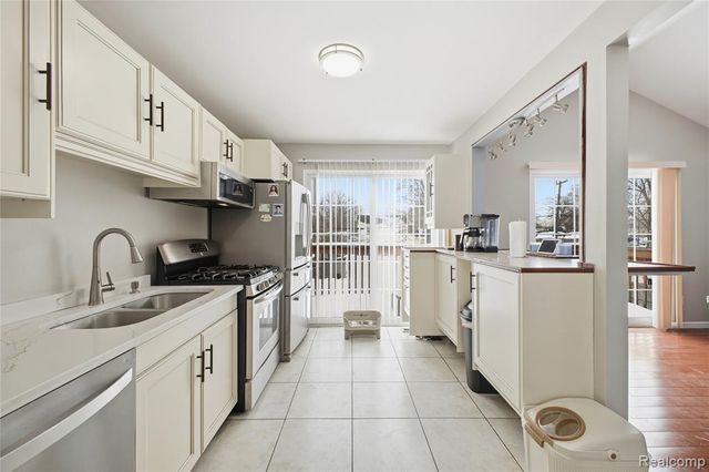 6015 Edmund Street, Romulus, MI 48174