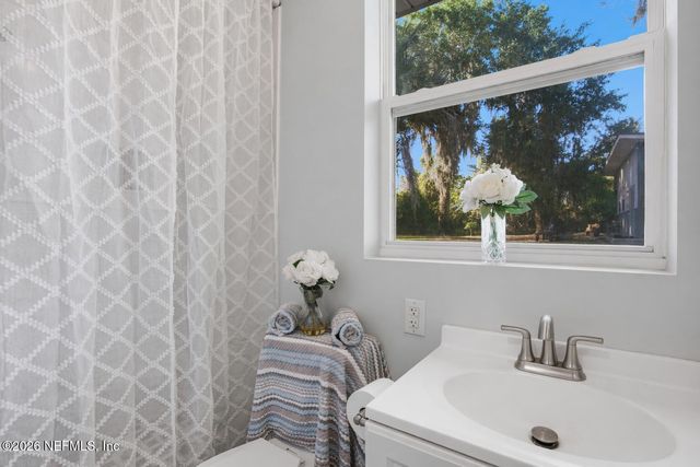 10227 LAKEVIEW Road W, Jacksonville, FL 32225