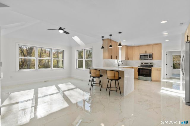 2 Greenwood Lane, Guilford, CT 06437
