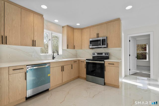 2 Greenwood Lane, Guilford, CT 06437