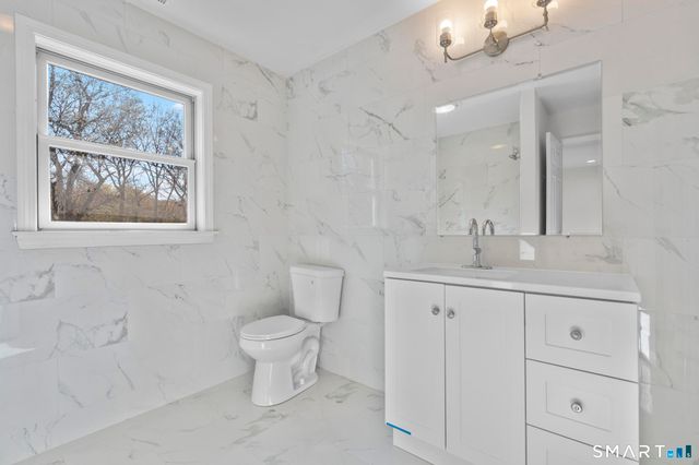 2 Greenwood Lane, Guilford, CT 06437