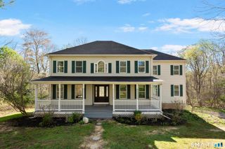 2 Greenwood Lane, Guilford, CT 06437