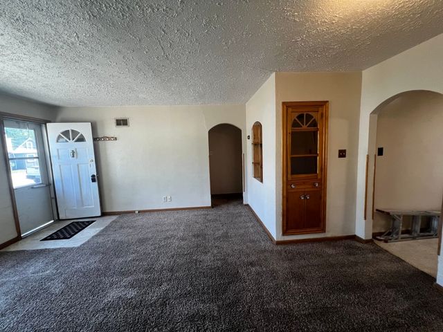 808 6TH AVE NE, Minot, ND 58703