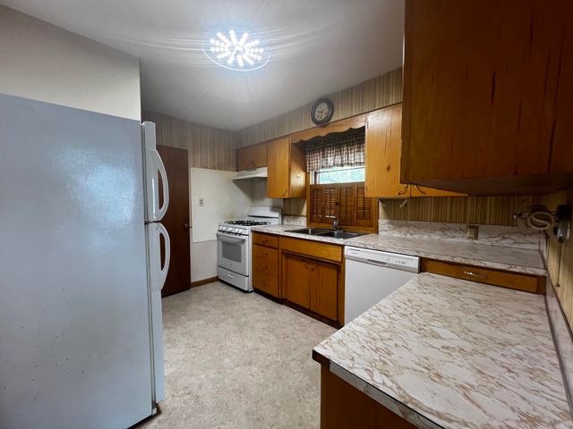 808 6TH AVE NE, Minot, ND 58703