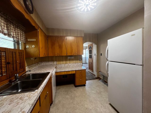 808 6TH AVE NE, Minot, ND 58703
