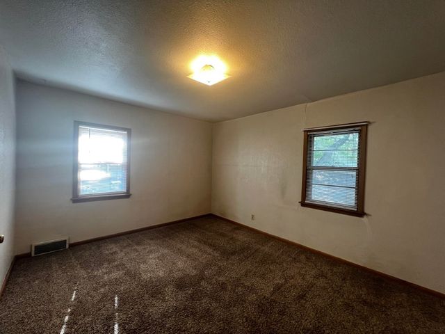 808 6TH AVE NE, Minot, ND 58703