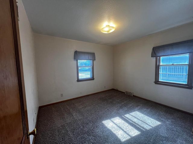 808 6TH AVE NE, Minot, ND 58703