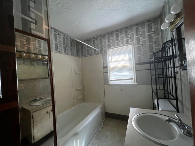 808 6TH AVE NE, Minot, ND 58703