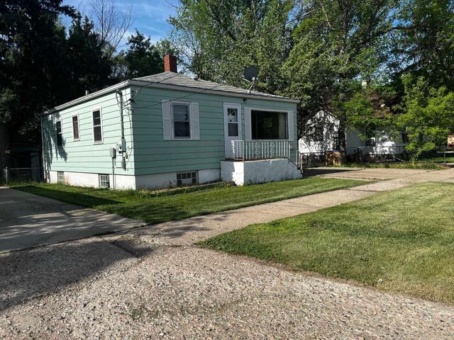 808 6TH AVE NE, Minot, ND 58703