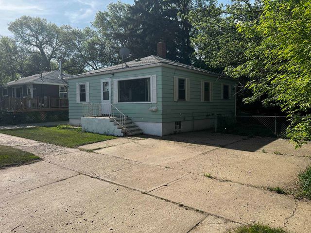 808 6TH AVE NE, Minot, ND 58703