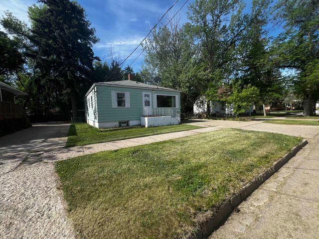808 6TH AVE NE, Minot, ND 58703