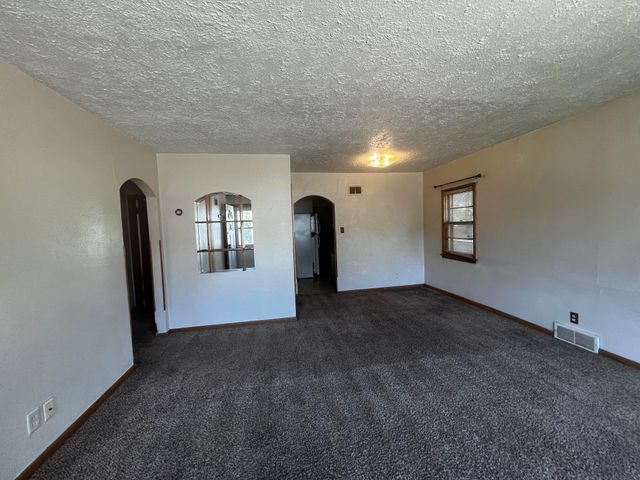 808 6TH AVE NE, Minot, ND 58703