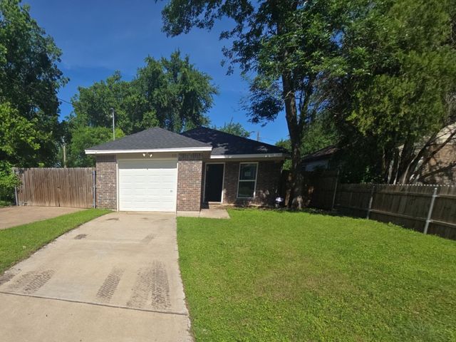 438 Sabine Avenue, Cleburne, TX 76031