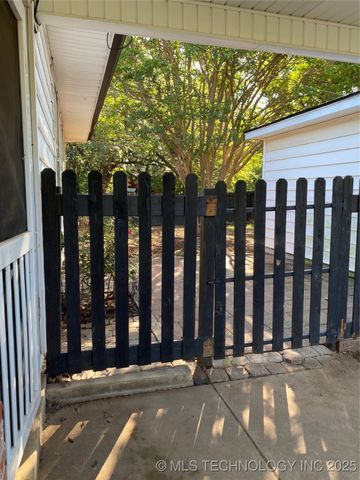 1227 Waco, Durant, OK 74701