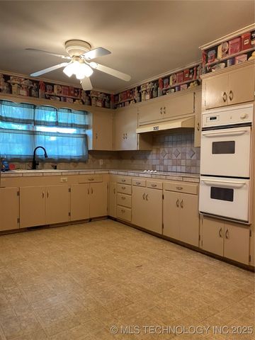 1227 Waco, Durant, OK 74701