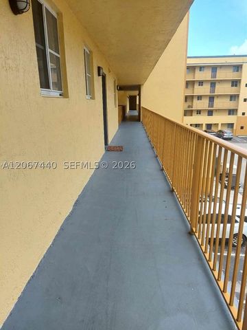 14931 SW 82nd Ln 18-301, Miami, FL 33193