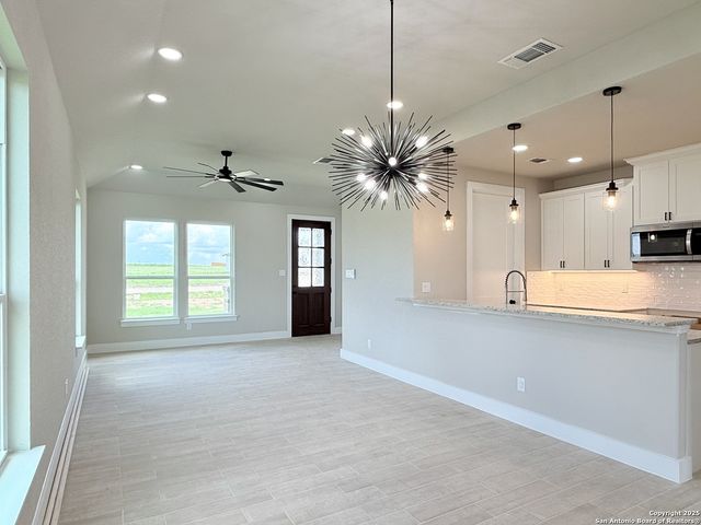129 Camino Verde Ct, La Vernia, TX 78121