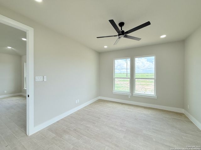 129 Camino Verde Ct, La Vernia, TX 78121