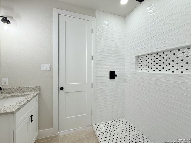 129 Camino Verde Ct, La Vernia, TX 78121