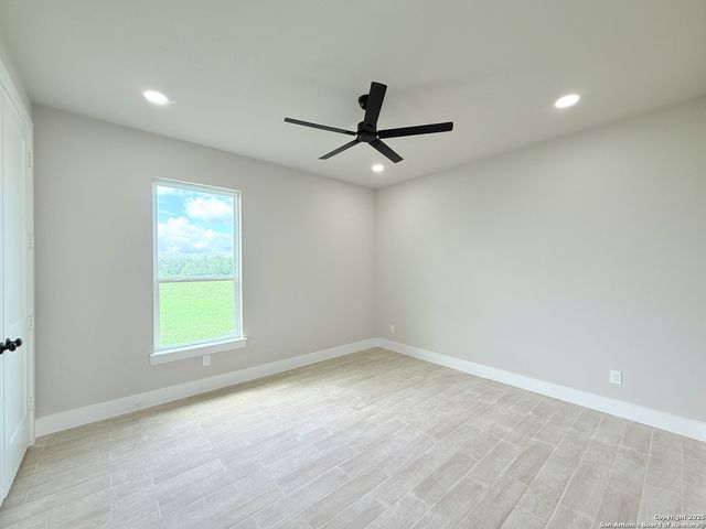 129 Camino Verde Ct, La Vernia, TX 78121