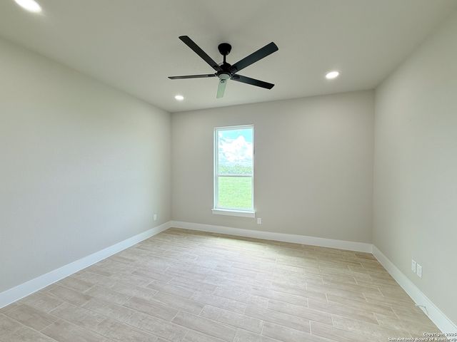 129 Camino Verde Ct, La Vernia, TX 78121