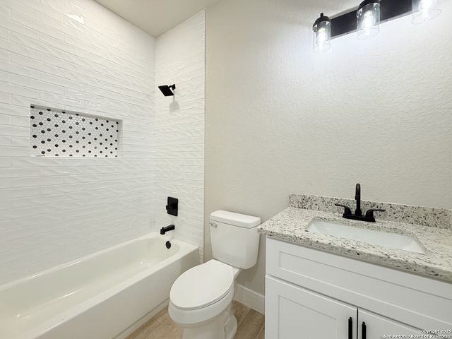 129 Camino Verde Ct, La Vernia, TX 78121