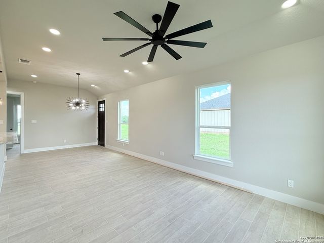 129 Camino Verde Ct, La Vernia, TX 78121