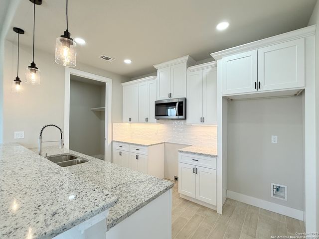 129 Camino Verde Ct, La Vernia, TX 78121