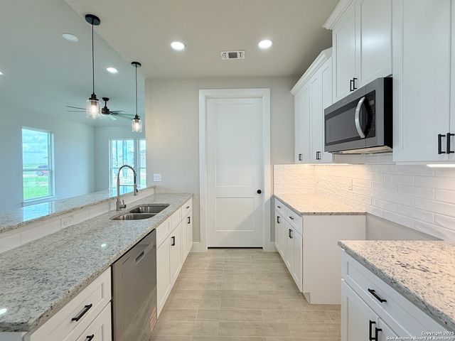 129 Camino Verde Ct, La Vernia, TX 78121