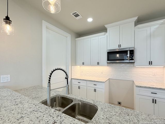 129 Camino Verde Ct, La Vernia, TX 78121