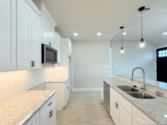129 Camino Verde Ct, La Vernia, TX 78121