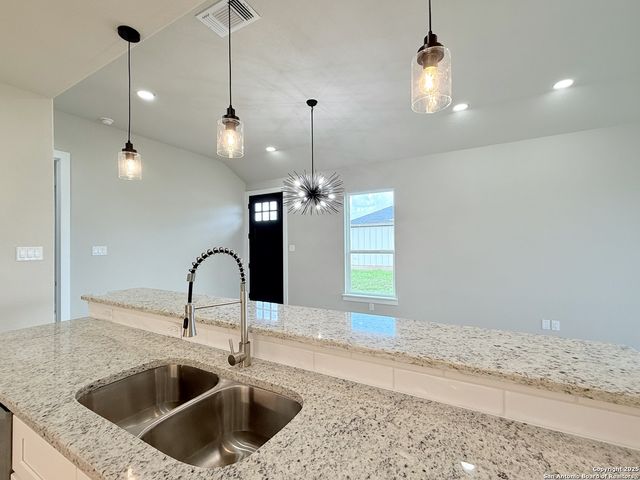 129 Camino Verde Ct, La Vernia, TX 78121