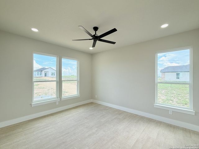 129 Camino Verde Ct, La Vernia, TX 78121