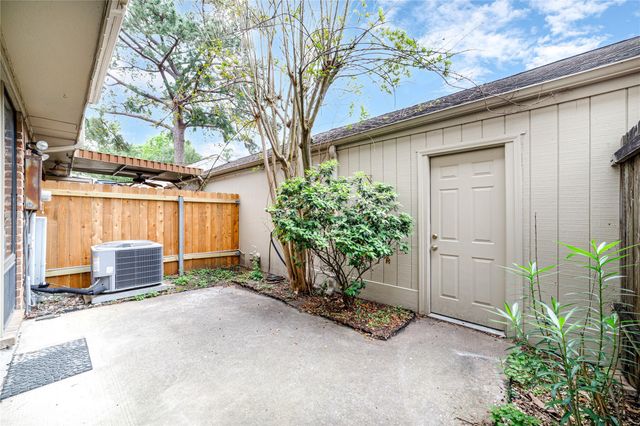 7505 Memorial Woods Drive 23, Houston, TX 77024