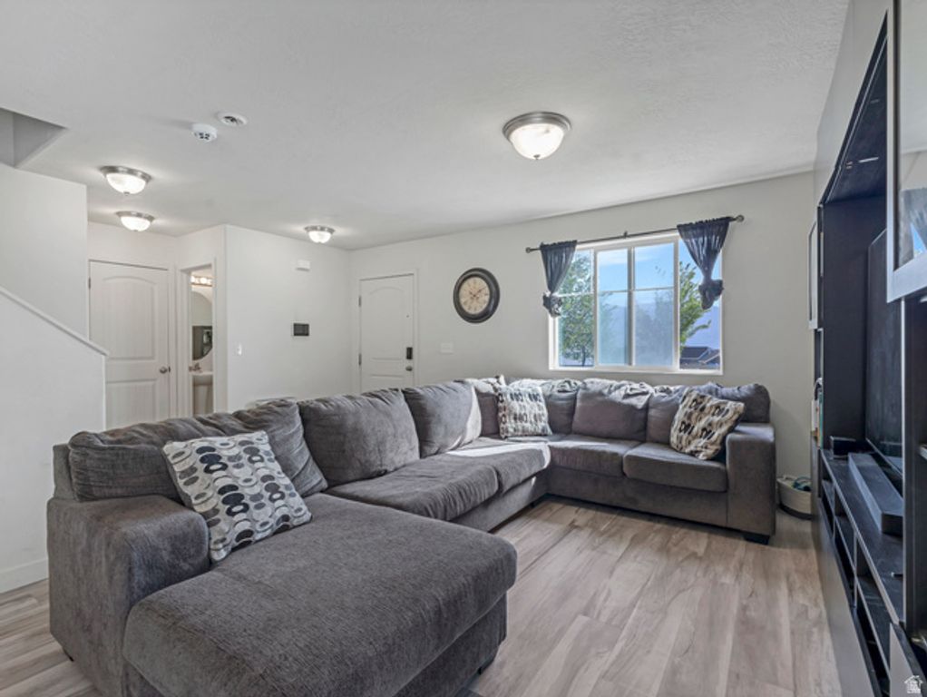 Image 17 of property listing at 3049 S WILLOW CREEK DR, Saratoga Springs, UT 84045