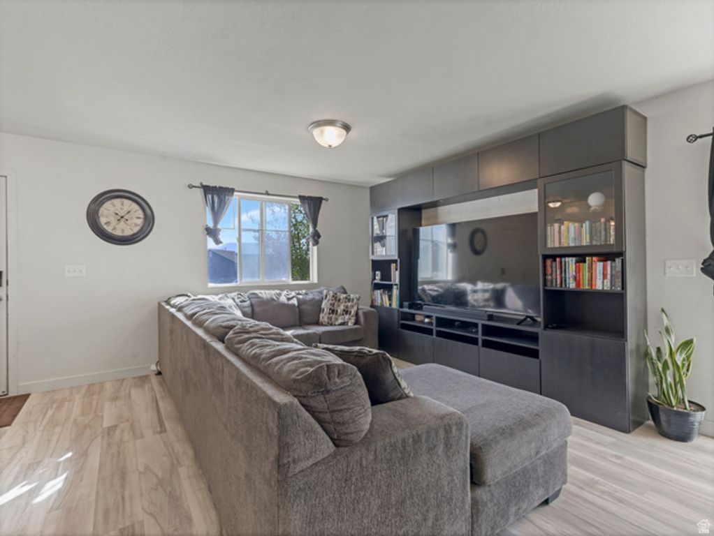 Image 6 of property listing at 3049 S WILLOW CREEK DR, Saratoga Springs, UT 84045