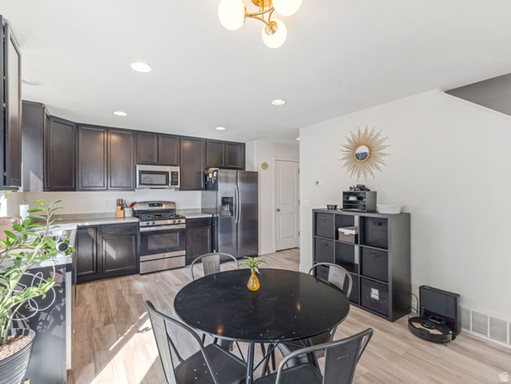 Image 8 of property listing at 3049 S WILLOW CREEK DR, Saratoga Springs, UT 84045